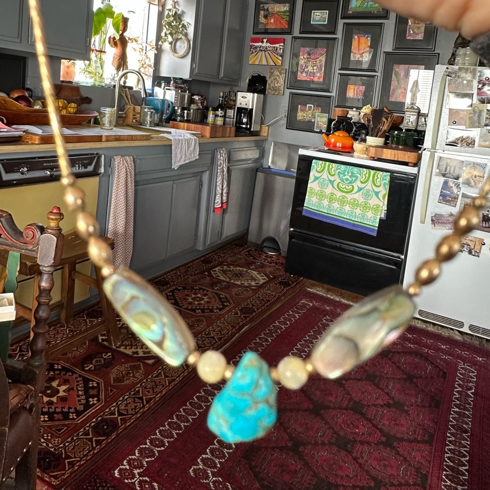 Vintage dainty turquoise abalone and mother of pearl beads w gold wire beads - Picture 5 of 9